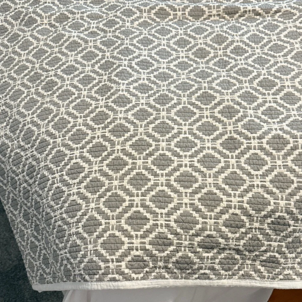 Crate&Barrel Queen Gray and white Patterned Quilt